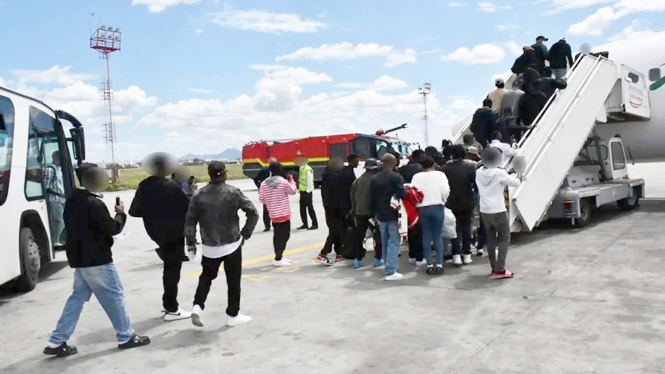 بعد مغادرة 97 مهاجرا غينيا بمساعدة المنظمة الدولية للهجرة..   تونس تتمسّك ببرنامج «العودة الطوعية للمهاجرين» والجدل يتواصل حول «الترحيل القسري»..!